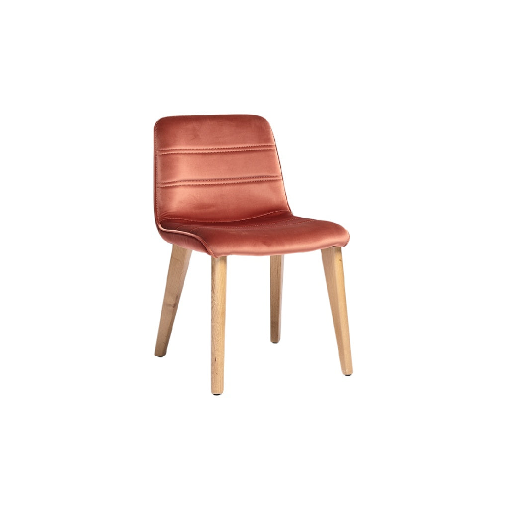 Moderne oranje fauteuil met houten poten